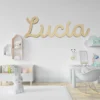 Nombres-personalizados-en-madera-habitacion